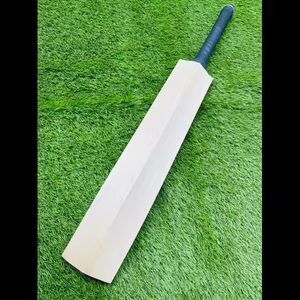 Balle à ruban OEM Batte de cricket anglaise Willow Meilleure vente 2024 Balle de tennis au design personnalisé Battes de cricket en bois de haute qualité de qualité A - Product Image 1
