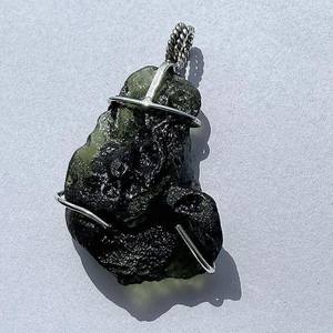 Pendentif en moldavite naturelle faite à la main de qualité tchèque en argent 925 pour la guérison et les cadeaux - Product Image 4