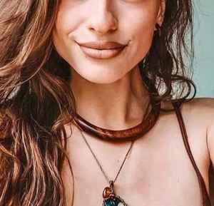 Collier en bois avec pendentif personnalisé, bijoux en bois - Product Image 1