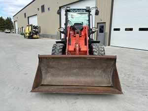 Chargeuse sur pneus diesel Kubota d'occasion, moteur à couple élevé, engrenages robustes, construction durable, garantie 2 ans, prête à la vente - Product Image 4