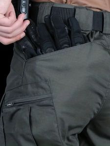 Shorts cargo décontractés pour hommes avec plusieurs poches durables légers et résistants à l'eau pour le camping en plein air Shorts pour hommes - Product Image 3