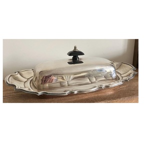 Beurrier en métal élégant avec couvercle à fermeture sécurisée, accessoire de service et de rangement pour la cuisine - Product Image 1