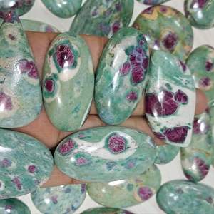 พลอยทับทิมสีเขียวทรงหลวมพลอยสังเคราะห์สังเคราะห์สังเคราะห์สังเคราะห์จากธรรมชาติมีรูปร่างและขนาด - Product Image 1