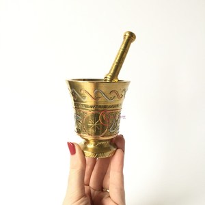 Mortier et pilon de forme décorative solide en laiton pur traditionnellement connu sous le nom de broyage d'herbes et d'épices Khalbatta et Hamam Dasta - Product Image 2