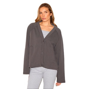 À la mode femmes bouton avant sweat Style décontracté doux coton polaire femmes à manches longues sweat avec impression de logo personnalisé - Product Image 1