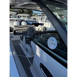 Nuevo Modelo 2026 Monterey Elite 30, Bote con Motor Fuera de Borda a Gasolina, Consola Central y Sistema de Navegación - Product Image 4