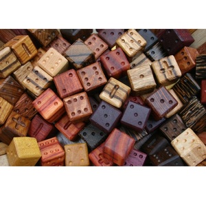 Dés en bois gravés personnalisés Fournisseur en vrac Accessoires de jeu en bois faits à la main - Product Image 4