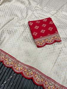 Sari de seda Dola de diseñador con tejido jacquard de lunares en toda la prenda, con diseño de figuras de Jhumka en toda la prenda y blusa incluida. - Product Image 4