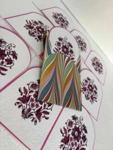 Cartes de mariage en papier façonnées, invitations florales simples sur mesure pour événements de luxe, sérigraphie écologique de qualité supérieure. - Product Image 2