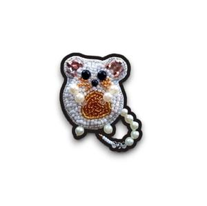 เข็มกลัดลูกปัดสีขาวรูปหนูน่ารักทำด้วยมือเข็มกลัดแฟชั่นวันเกิด - Product Image 1