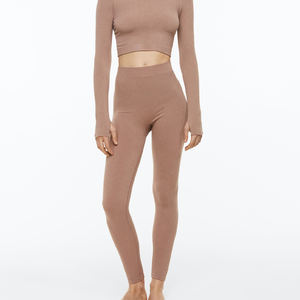 Pantalon de yoga et de fitness taille haute sans couture, extensible dans les 4 sens, anti-transpiration et respirant, avec logo personnalisé - Product Image 2