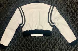 Chaqueta Bomber Varsity Formal de Diseño Personalizado para Mujer con Cuello Levantado Cuerpo de Cuero y Mangas de Invierno - Product Image 3