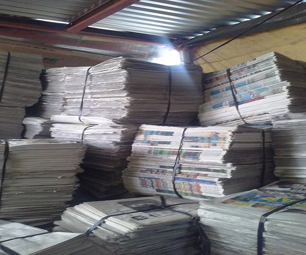 OCC 11 и OCC 12 переоформленная газета (OINP) обрезки старой гофрированной новостной бумаги