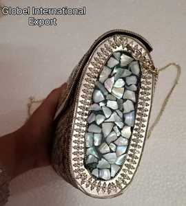 Elegante monedero de diseñador hecho a mano con incrustaciones de concha únicas, accesorio de moda para fiestas y eventos formales - Product Image 4