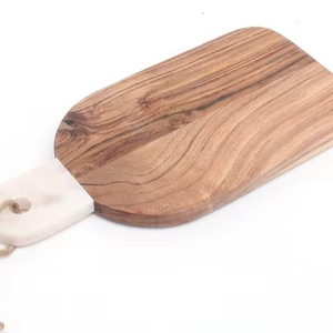 Bandeja de corte de madera de acacia y bambú al por mayor, bandeja de servir para cocina con asa para tabla de quesos, hecha a mano en India - Product Image 1