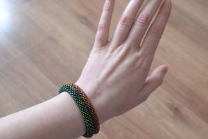 Brazalete de Abeja Bordado a Mano con Cuentas - Ecológico, Ligero, Duradero, Tamaño y Ancho de Banda Personalizables para Mujeres y Niñas - Product Image 2