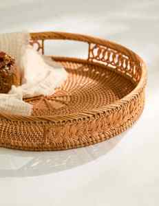 Plateau de service rond en rotin artisanal, plateau de présentation en osier naturel tissé, élégant détail central, organisateur décoratif pour table - Product Image 4