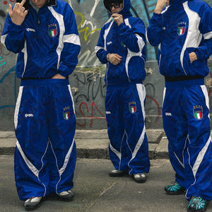 ชุดแทรคสูทผ้าไนลอนแบบแพทช์เวิร์คสำหรับผู้ชาย ปักโลโก้ แจ็คเก็ตมีฮู้ด กางเกงขายาวทรงสแต็ค ชุดเซ็ต 2 ชิ้น สไตล์สตรีทแวร์ - Product Image 3