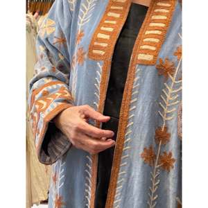 Chaqueta de Invierno para Mujer, Talla Única, Azul Francés/Gris Piedra, Estilo Chinoiserie, Acolchada, de Terciopelo, Bordada, con Cuello Mandarín y Dos Bolsillos - Product Image 2