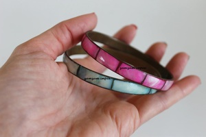 กำไลข้อมือทองเหลืองทำมือ ประดับมุกสีชมพูฟ้า น้ำหนักเบา กว้าง 10 มม. เครื่องประดับแฟชั่น ประดับเปลือกหอยหลากสี - Product Image 4