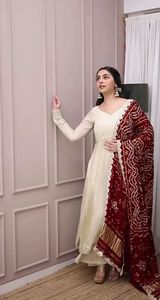 Traje de calidad premium Secuencia Bordado Chinon Seda Top Vestido y pantalón Dupatta Último diseño de moda Listo para usar Cosido completo - Product Image 3