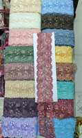 Lacets brodés à la machine sur mesure en motifs floraux et en six couleurs avec matériel de broderie attaché pour robe de mariée