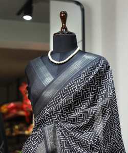 Sari de tejido de terciopelo con adornos de flores - Product Image 3