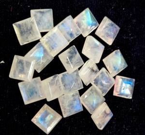 Piedra lunar arcoíris natural Corte cuadrado 5mm Facetado-Buena piedra preciosa suelta llamativa azul de buena calidad - Product Image 5