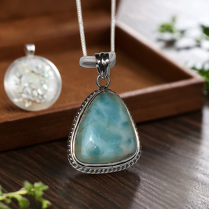 Pendentif unisexe en argent sterling 925 avec larimar serti clos, idéal pour les acheteurs en gros - Product Image 1