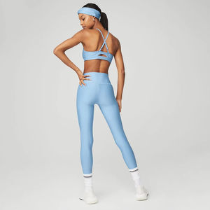 Conjunto Deportivo Sin Costuras Gris Elegante, Top Corto Moderno y Pantalones Cortos de Cintura Media con Logotipo Frontal, Secado Rápido y Transpirable para Gimnasio y Uso Diario - Product Image 3