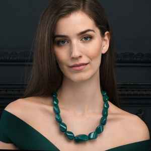 Collier en résine de luxe personnalisé, dernier cri, fabriqué à la main avec la meilleure qualité, poli à haute brillance, magnifique et tendance, pour femmes, en provenance d'Inde. - Product Image 5