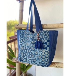 Sac à provisions fourre-tout en coton imprimé Ajrakh de 13x13x7 pouces avec poignées durables à l'intérieur de la poche et fermeture éclair sûre - Product Image 6