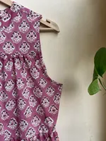 Robe longue en coton rose imprimée sans manches avec col à franges, coupe décontractée, style étagé, pour un look décontracté estival au quotidien