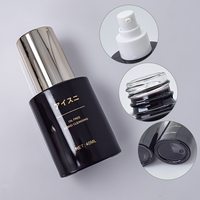 Ensemble de soins de la peau en verre noir élégant et luxueux avec des bouchons dorés polis, flacons rechargeables pour sérum anti-âge et crème pour le visage de qualité supérieure