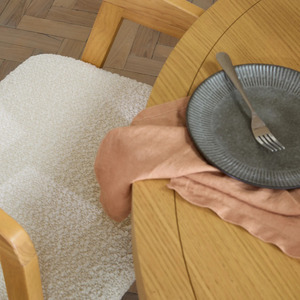 Juego de mesa de comedor redonda de teca maciza Charlotte, 4 plazas, sillas talladas de roble pálido Ella, Boucle blanco pálido - Product Image 6