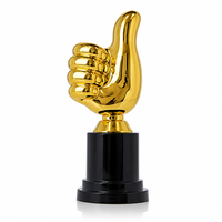 Nouveau Trophée Doigt d'honneur en plastique plaqué or de 13 cm, personnalisable avec logo, pour récompenses de team building et de bureau, base noire, modèle 2026