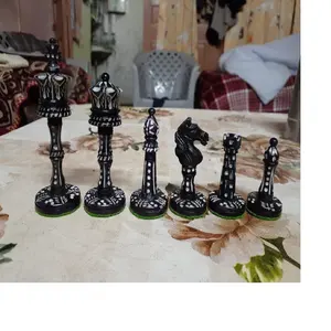 कस्टम मेड काले रंग का हाथ नक्काशीदार हड्डी शतरंज सेट शतरंज खिलाड़ियों और शतरंज टुकड़े के लिए कारीगर द्वारा हाथ से बने उत्पाद आपूर्तिकर्ता