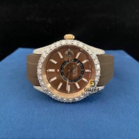 Reloj Mecánico con Diamantes Moissanita de Corte Redondo y Correa de Goma Marrón para Hombre