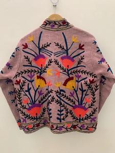 Veste à broderie florale Suzani Vintage en velours fait à la main Suzani avec poche Veste courte d'hiver Bomber Veste florale pour femmes - Product Image 5