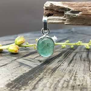 925 Sterling Silver Bohème Designer Artisan Fabriqué À La Main Pendentif Naturel Emeraude Lunette Réglage À La Main Bijoux En Argent - Product Image 1