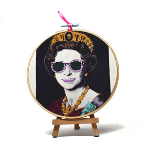 Décoration artisanale en broderie pop art sur cerceau |   Portrait de reine et d'icône rock en techniques mixtes pour la vente au détail et la décoration intérieure 15cm - Product Image 1