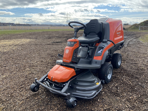 Cortacésped Husqvarna Rider RC 320Ts AWD con plataforma delantera de 112 cm, tractor cortacésped con tracción en las cuatro ruedas, motor de 17 HP, recogedor de césped de 300 L, tractor de jardín - Product Image 4