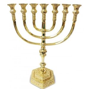 Menorá de Latón Ornamentada con Detallado Trabajo en Metal para una Presentación de Mesa de Hanukkah Lujosa - Product Image 4