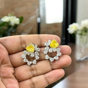 Impresionantes y hermosos pendientes de tono plateado de la mejor calidad con piedra AD y aspecto de perla, perfectos para fiestas, pendientes modernos - Product Image 1
