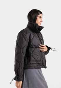 Chaquetas acolchadas recortadas con burbujas sin mangas para mujer con logotipo personalizado OEM, ropa cálida de punto de algodón para invierno con características transpirables - Product Image 3