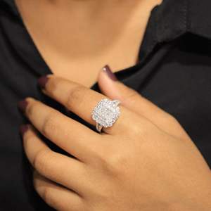 Anillo de Aniversario con Doble Halo y Diamantes con Corte Princesa para Mujer - Product Image 1