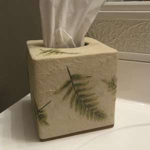 Encantadores soportes de pañuelos de resina con tallas florales inspiradas en cottagecore para un estilo hogareño vintage y romántico - Product Image 1