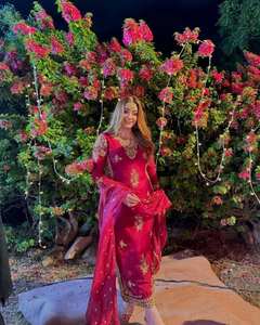 Traje shalwar de color rojo más vendido en tela de seda con trabajo de bordado en mujeres indias para bodas y fiestas - Product Image 1