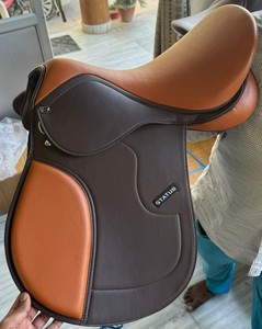 Nouvelle selle de cheval de saut à l'anglaise synthétique personnalisée avec quincaillerie en acier inoxydable Design brun noir pour l'équitation - Product Image 1