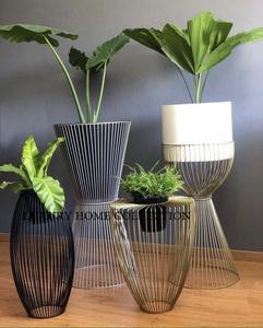 Jardinière décorative en métal avec support haut conçue pour les maisons, les bureaux ou les cafés avec un arrangement floral élégant et accrocheur. - Product Image 6